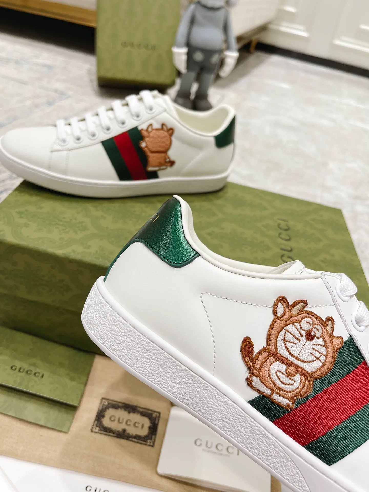 👟👟Ex-factory price 440👟👟 Women's shoe factory GUCCi's latest anti-counterfeiting line classic sports lace-up white shoes for couples ☝︎57 layouts of the whole series are shipped with high quality★ Color matching is being updated continuously... 🔥Look for our upgraded version quality, original mold opening ✔️Original last shape ✔ Everything is authentic from the inside out🥊 🍬Material: 🔸The upper is made of Italian cowhide imported from the original factory. The comfort and softness are higher than ordinary cowhide from domestic factories. ➕Full cowhide lining and foot pads. The lining adopts the same lasting method as the original. The midsole is also printed with double G and the insole is also original molded. 3D craftsmanship❗���Different from ordinary products in the market❗️➕The outsole adopts the original high-density one-to-one sole➕⚠️The snakeskin tail is consistent with the authentic color, and the real snakeskin is a small piece➕🗯The embroidered patches are also authentic. After disassembly, each color comparison is accurate before shipment‼ ️ Shoe size: Female 35-40 Male 39-44